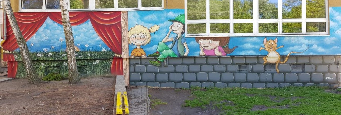 Bunt bemalte Außenwand der Grundschule Am Ludwigsfeld